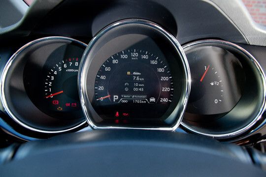 ...hochauflösende, farbige LCD-Instrumente... (Foto: Kia)