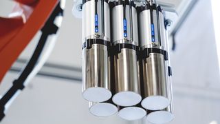 Der Magnetgreifer SGM-SV-BY bewegt Rundzellen mit einem Durchmesser von 46 Millimetern sowohl in der Zellproduktion als auch in der Modulmontage. (Bild: J. Schmalz GmbH)
