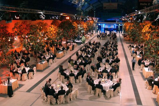 ...die zahlreichen Gäste in der Glashalle. (Archiv: Vogel Business Media)