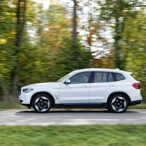 Bei der 5. Generation des Elektroantriebs wurden wesentliche Bauteile wie Motor, Getriebe und Leistungselektronik optimiert, erleichtert und zu einem kompakten Bauteil zusammengefasst.(Bild:  BMW)