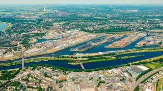 Im Duisport wird schwer investiert – neben dem Engagement für die Infra- und Suprastruktur zuletzt in ein Warehouse für DB Schenker als Dienstleister der Daimler AG auf der Duisburger Mercatorinsel. (Duisport/Krischerfotografie)