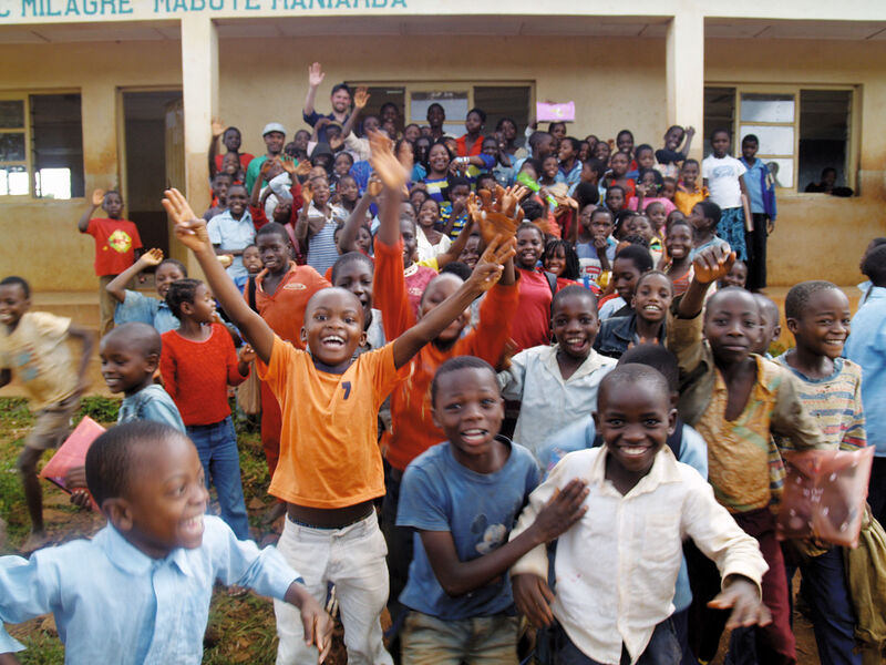 Kinder an einer Schule in Mosambik: Auch die Eltern können dank einer effizienten LED-Beleuchtungstechnik nach der Arbeit Lesen und Schreiben lernen. (Ingenieure ohne Grenzen)