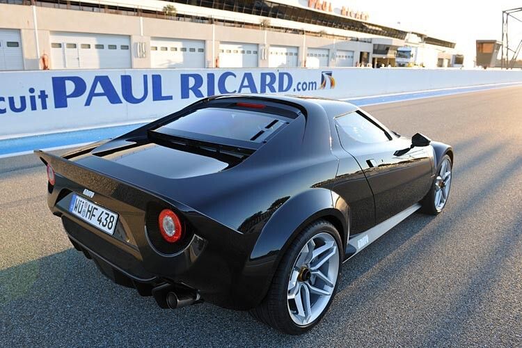 Der Sportwagen wurde im Jahr 2008 bei Pininfarina in Turin montiert, basiert auf dem Ferari 430 Scuderia und verfügt über ein Aluminium-Chassis mit einem Überrollkäfig aus Stahl. Die um 33 Zentimeter verkürzte Karosserie und das Interieur bestehen vollständig aus Kohlefasermaterial. Die Karosserieteile der Außenhaut ... (Foto: New Stratos GbR)