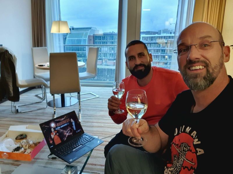 Die Bullguard Jungs (l.) Oktay Cayiroglu und Peter Röder feiern mit uns mit. (Bullguard)