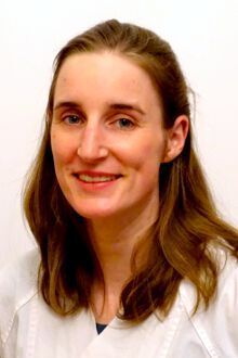 Frau Dr. med. Judith von Hofen-Hohloch ist Preisträgerin des Forschungsförderpreises zum Thema Delir-Management der Deutschen Interdisziplinäre Vereinigung für Intensiv- und Notfallmedizin (DIVI) und Philips. Sie ist an der Klinik und Poliklinik für Neurologie in Leipzig tätig. Die Ärztin hat den Einsatz von Delir-Screeninginstrumenten bei Patientinnen und Patienten auf der Schlaganfall- und neurologischen Intensivstation untersucht und sich zum Ziel gesetzt, die Wertigkeit der Elektroenzephalografie-Untersuchung (EEG) als möglichen Indikator in der Delir-Diagnostik bei Patientinnen und Patienten mit Hirninfarkt zu analysieren. (privat)