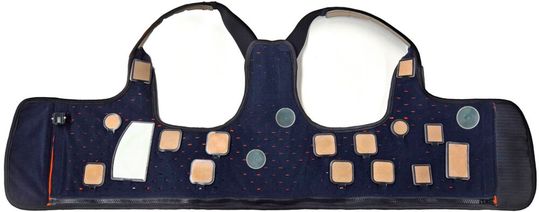 Die Trägerweste kann für verschiedene Patientinnen und Patienten verwendet werden und auf deren individuelle Körperform angepasst werden, um Tragekomfort und optimale Messergebnisse sicher zu stellen.(Bild:  Fraunhofer IZM)