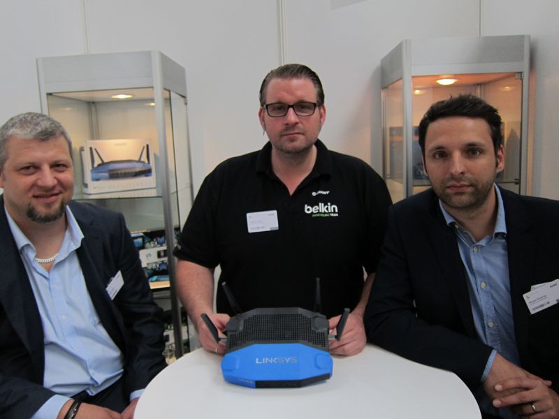 (v. l.) Harald Beck, EZY, Tobias Lippke und Mirsad Skalonja, Linksys (Bild: IT-BUSINESS)