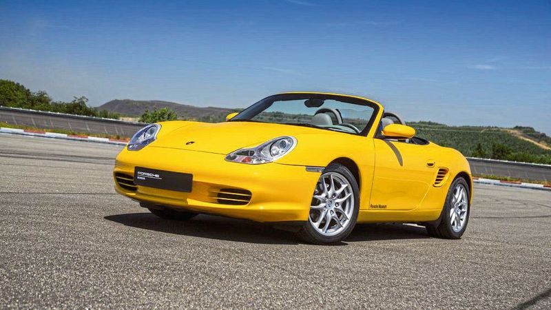 Was den Boxster bei seinem Erscheinen von seinen Konkurrenten unterschied, war das relativ große Platzangebot. Dank seines Mittelmotorkonzepts hat er vorne und hinten je einen Kofferraum. Das serienmäßig elektrisch betätigte Verdeck findet in einem Verdeckkasten über dem Motor Platz. (Bild: Porsche AG)