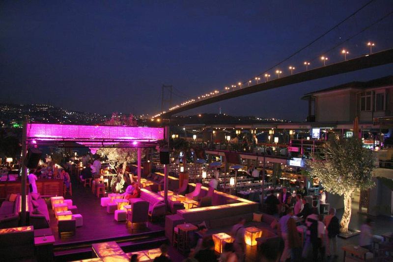 Im In-Restaurant »Reina« nahm man die Drinks zu später Stunde ein. (Archiv: Vogel Business Media)