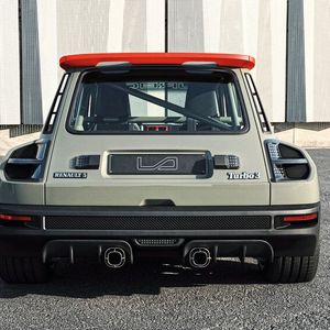 Auf der Heckklappe gibt es Bezeichnungen für Marke und Modell in Originaloptik.(Bild:  Legende Automobiles)