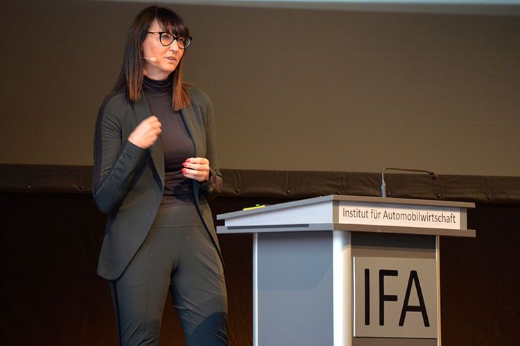 Susanne Franz, Leiterin der Seat Marketingkommunikation, will künftig noch stärker auf junge Kunden eingehen, denn: „Wir sind weltweit die Marke mit den jüngsten Käufern.“ (Bild: Seyerlein / »kfz-betrieb«)