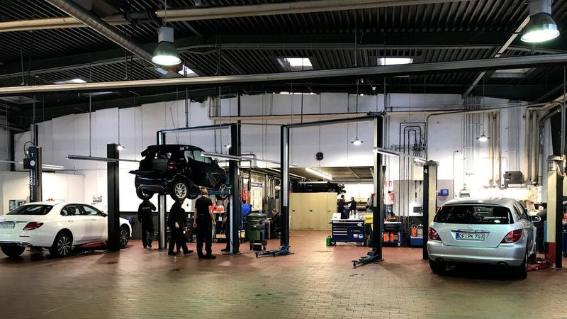 Ob Automeister oder Mercedes, Elektro oder Diesel: Die Mitarbeiter vom Autohaus Göbel in Langen sind auf hohe Servicequalität spezialisiert.  (Bild: Schweitzer/»kfz-betrieb«)