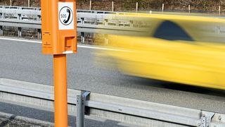 Notrufsäulen an den Autobahnen werden noch immer genutzt, auch wenn sie seltener zum Einsatz kommen. (Bild: GDV)