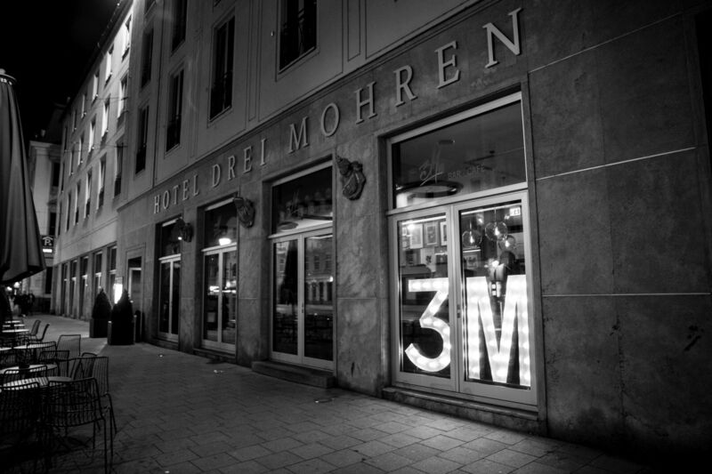Nach dem offiziellen Ende und bevor der Galaabend im Steigenberger Hotel Drei Mohren wirklich endet, geht es zum lockeren Austausch an die Bar, ... (artful rooms / Vogel IT-Medien GmbH)