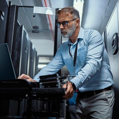 Mit Agentic AI verschiebt sich die Vertrauensgrenze von der Anwendung auf die Infrastruktur.  (Bild: Gettyimages/Marco VDM)