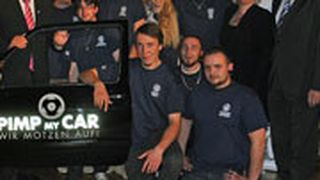 Acht Nachwuchskräfte präsentieren gemeinsam mit LV-Präsident Karl-Heinz Bley (li.)sowie Obermeisterin Svenja Fricke (2. v. re.) und LV-Geschäftsführer Gerd Hösel (re.) ihr Ergebnis. (Foto: Zietz)