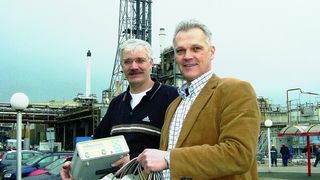 Robin Koevermans (links) von Shell und Joost van Parreeren von Flexim zeigen das flexibel einsetzbare Clamp-On-Durchflussmessgerät, mit dem die Trendmessung an den Filterbänken ausgeführt wurde.  (Bild: Flexim)