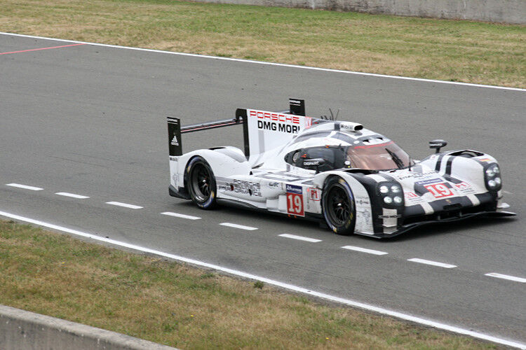 Mit ihrem weißen Porsche 919 Hybrid mit der Nummer 19 siegten Nico Hülkenberg (D), Earl Bamber (NZ) und Nick Tandy (GB) souverän vor der Konkurrenz. (Foto: Porsche)