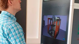 Wissenschaftler bei der virtuellen Inbetriebnahme einer Produktionsanlage am Simulationsturm. Mit einem Digitalen Zwilling lassen sich Roboter in der Automatisierung schneller zertifizieren.

 (Bild: Fraunhofer IWU)