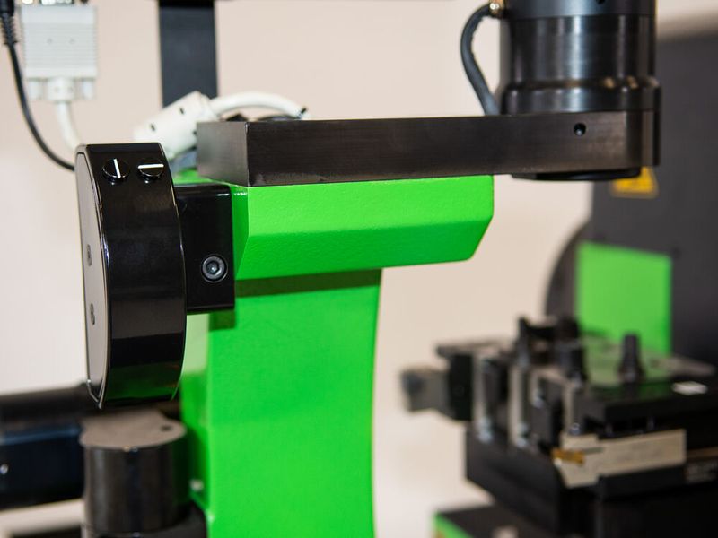 Das Werkzeugeinstell-Gerät Kenova set line H343 lässt eine komfortable Zustellung der Achsen zu. Das geschieht mit einer pneumatisch lösbaren Schnellverstellung. (Bild: Kelch)