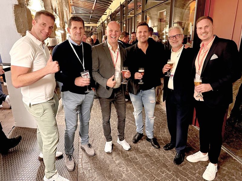 (v. l.) Christoph Kuner (Samsung) lernt Klaus Peterlink (multi-media systeme), Michael Sänger, Sales Director DACH, und Markus Henning, Verkaufsleiter DACH, (Exertis), André Roost (Bischoff AG) und Produktmanager Patrick Wachowicz (Exertis) etwas näher kennen. (Bild: Vogel IT-Medien)