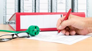 Wer einen Energievertrag abschließen muss, hat aktuell viele Unwägbarkeiten zu bedenken.  (Bild: jozsitoeroe - stock.adobe.com)