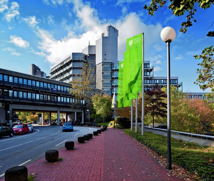Platz 4: Uni Wuppertal  Note: 1,8  An der Bergischen Universität Wuppertal sind die Studierenden fast genauso zufrieden wie in Paderborn. Weil die Fachkompetenz gleich bewertet ist (10/10), gibt hier die Unterstützung am Studienbeginn den Ausschlag für die bessere Platzierung: Wuppertal (8/14) liegt in dieser Kategorie einen Bewertungspunkt vor Paderborn (7/14).  Die Bildergalerie erschien zuerst auf dem Portal unserer Schwestermarke LABORPRAXIS. Alle nachfolgenden Weiterverlinkungen auf Beiträge und Bildergalerien fühen demnach auch auf die LABORPRAXIS.  Astrophysiker der Universität Wuppertal lösten ein 50 Jahre altes Rätsel um Weltraumstrahlung. Mehr dazu erfahren Sie hier. Ebenfalls interessant: Top 10 der besten Universitäten für Biologie und Biowissenschaften. (Bild: Tomas Riehle / arturimages)