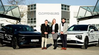 Cloppenburg Automobil SE ist Vertriebspartner von Xpeng: (v.l.) Kai Qian, Country Manager Xpeng Deutschland, Vera Paller, Standortleiterin, und Bart Gerris, Vorstandsvorsitzender der Cloppenburg Gruppe (Bild: XPeng)