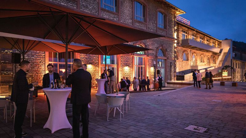 Maschinenhalle, Bar und Terrasse: Den Gästen der Preisverleihung standen alle Möglichkeiten im Bürgerbräu offen. (Bild: Stefan Bausewein)