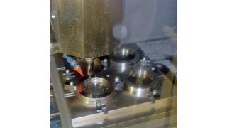 Zum Abarbeiten der mehrteiligen Formen wird wegen der hohen Daten-raten eine schnelle CNC benötigt.Bild: Heraeus Kulzer (Archiv: Vogel Business Media)