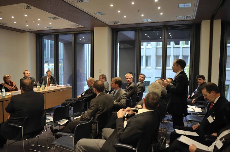 In den drei parallelen Podiumsdiskussionen „Wachstumsstrategien für Nischenanbieter“, „Prozessanalytik 2009 — Stand und Tendenzen“ und „Labor der Zukunft – Anforderungen und Chancen für Hersteller“ wurden am Nachmittag die Themen weiter vertieft.  (Bild: Spectaris)