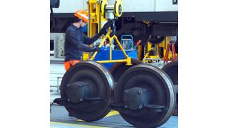 Komponenten, Aggregate oder Wagenfenster stufenlos heben und bewegen: Die CXT Neo Krane haben eine Hubwerkssteuerung mit Frequenzumrichter, 
damit sich die Zug-Bauteile einfacher und präziser positionieren lassen. (Konecrances / SBB)