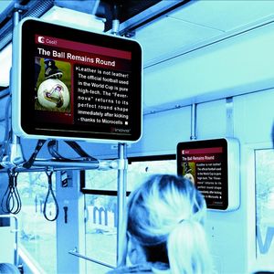 2 Einfach-Bildschirme  ... bieten eine Mischung aus Information zur Fahrstrecke und Unterhaltung, wodurch sich die Fahrzeit subjektiv wesentlich verringert.