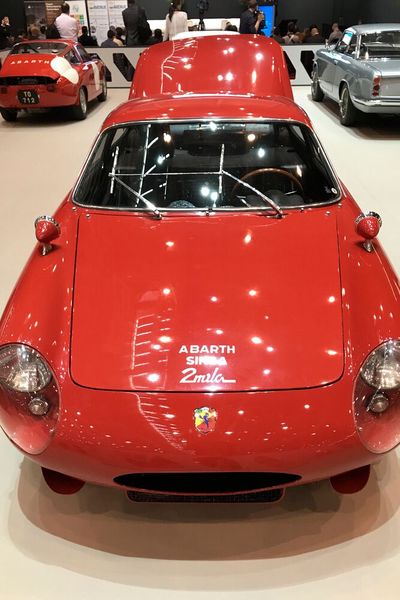 Auch Porsche, Alfa Romeo oder hier ein Simca wurden von Carlo Abarths Manufaktur schneller gemacht. Den Abarth-Simca 1300 GT entwickelte Abarth 1961. Völlig neu konstruiert war der Motor, ein 1,3-Liter-DOHC-Heckmotor. Er brachte es auf bis zu 138 PS und machte den Wagen bis zu 230 km/h schnell.   (Bild: autodrom)