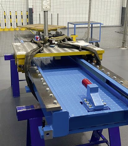 (Die Siebte Achse der Expert-Tünkers GmbH wird über ein Ritzel-Zahnstangensystem angetrieben. Sicherheitsdämpfer von ACE schützen die Konstruktion in den Endlagen. Bild: Expert-Tünkers GmbH)