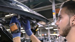 Die Wearable-Scanner von Proglove sollen die Bearbeitungszeit verkürzen und das Gewicht verringern, das ein Angestellter täglich mit sich rumträgt. (ProGlove)