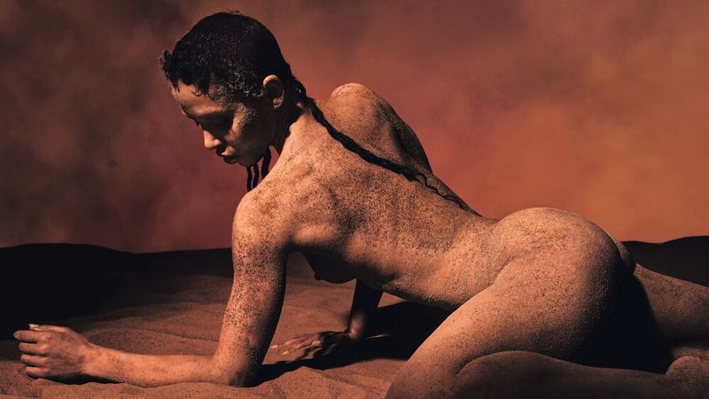 Die britische Singer-Songwriterin FKA Twigs hat sich ebenfalls für das Element Erde entschieden – oder ist es doch das Feuer? (Bild: © Pirelli Calendar 2026 by Sølve Sundsbø)