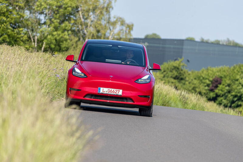 Beim Fahren spürt man kaum einen Unterschied zum Model 3, das gerade mal 1.500 Euro weniger kostet. (SP-X/Frank Ratering)