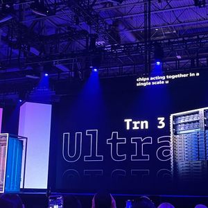 Auch der neue Trn 3 UltraServer hatte seinen Auftritt auf der Bühne.(Bild:  Vogel IT-Medien)