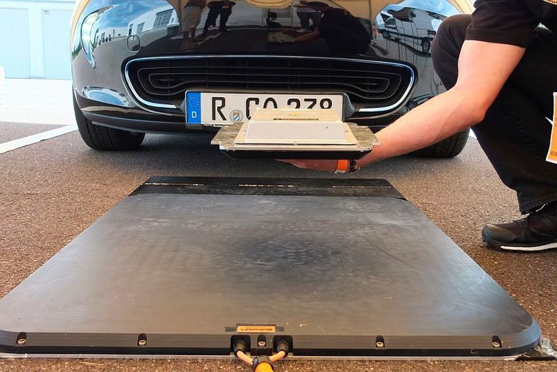 Induktives Laden ist bequem und dürfte sich bei künftigen Elektroautos durchsetzen. Mittlerweile gibt es auch einen weltweiten Standard für die Ladefrequenz. (Jan Rosenow)