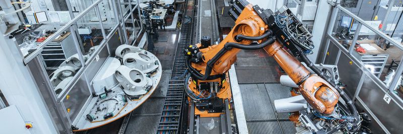 Roboter bei der Arbeit: In der smarten Fabrik sind die Zerspannroboter untereinander und mit der Cloud vernetzt.(Bild:  Kuka)