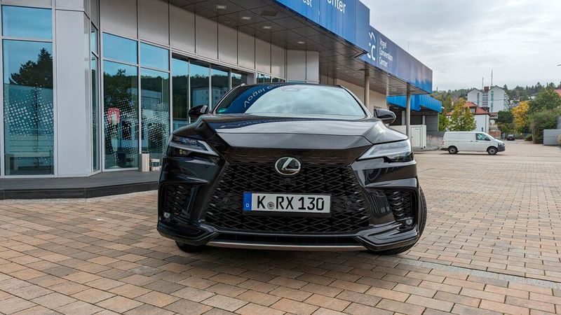 3. Der Kühlergrill: Der Lexus-typische, spindelförmige „Diabolo“-Kühlergrill ziert natürlich auch den neuen RX. Am komplett schwarzen Testwagen fällt er allerdings kaum auf. (Bild: Rosenow – VCG)
