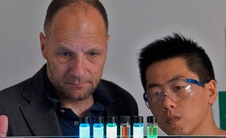 Foto: 

Prof. Dr. Uwe Bunz (links) mit Doktorand Jinsong Han mit den fluoreszierenden Substanzen, die die Whiskysorten unterschiedlich leuchten lassen. ((c) Sebastian Hahn / Universität Heidelberg)