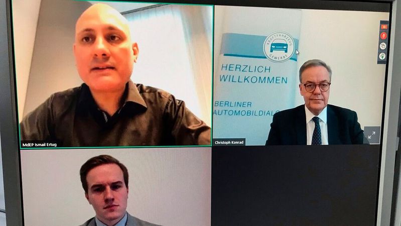 EU-Parlamentarier Ismail Ertug (links oben) versprach, sich für den freien Datenzugang einzusetzen. Die Veranstaltung leiteten Christoph Konrad und Alex Jan Erdmann vom ZDK-Hauptstadtbüro.(Bild:  Rosenow/»kfz-betrieb«)