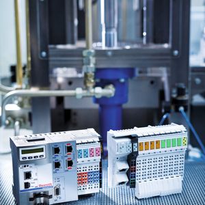 Mit modular zuschaltbaren I/O-Modulen kann die Zahl der hydraulischen Antriebe in zentralen Konzepten in Viererschritten erfasst werden. Das Modul übernimmt die Positions- und Druckerfassung sowie die Ansteuerung der Stetigventile und erfüllt alle hydraulikspezifischen Anforderungen wie Kurzschluss- und Überlastfähigkeit. 