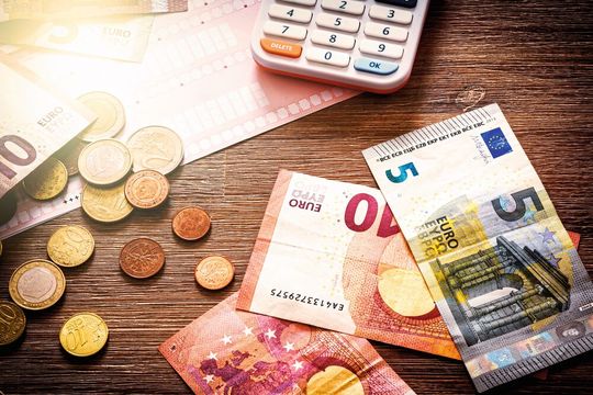 Arbeitnehmer erhalten im September 300 Euro Energiepreispauschale. Ausgezahlt wird diese durch den Arbeitgeber. Arbeitnehmer erhalten im September 300 Euro Energiepreispauschale. Ausgezahlt wird diese durch den Arbeitgeber.