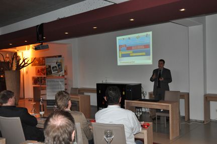 Kunden und Mitarbeiter von b.com beim Vortrag zur Serverlandschaft von Microsoft.	 (Archiv: Vogel Business Media)