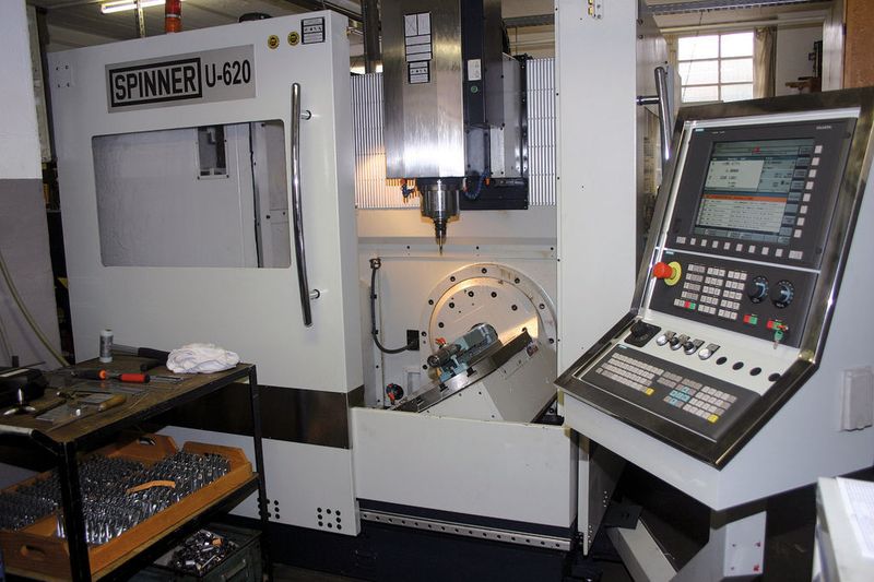 Bild 3: Mit der Kombination aus dem Fünf-Achs-Bearbeitungszentrum U5-620 und der CNC Sinumerik 840D sl konnte im Orgelbau die Produktivität erhöht werden, weil die Dauer des Spanvorgangs der Stimmgeräte annähernd halbiert und die Werkstattprogrammierung erleichtert wurde.  Bilder: 1 Laukhuff, 2 und 3 Siemens (Archiv: Vogel Business Media)