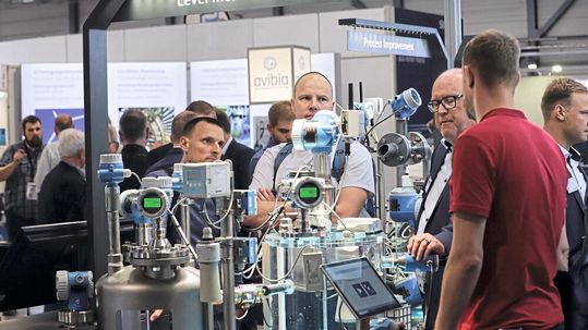Fachlicher Austausch mit Experten – wie auf der Automatisierungs-Messe Meorga – gehört zu einem gelungenen Messebesuch.(Bild:  Meorga)
