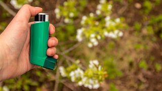 Ateminhalatoren stoßen bei Benutzung klimaschädliche Treibhausgase aus. Nun wollen Devpro Biopharma und Honeywell emmissionsarme Inhalatoren entwickeln. (Bild: Honeywell)